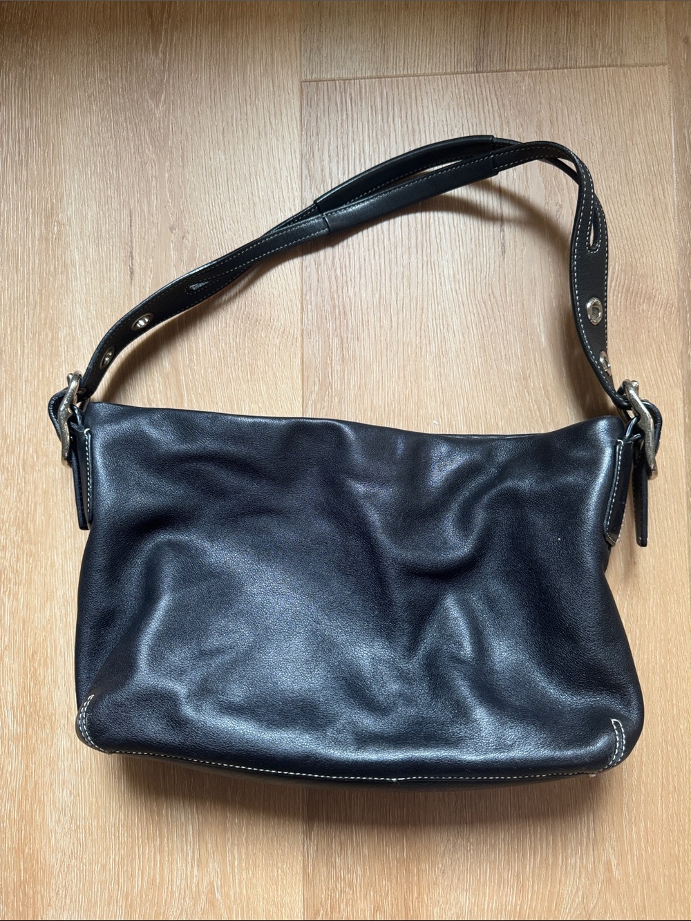 Coach 90s vintage black leather purse. Very good condition. No outside stains.